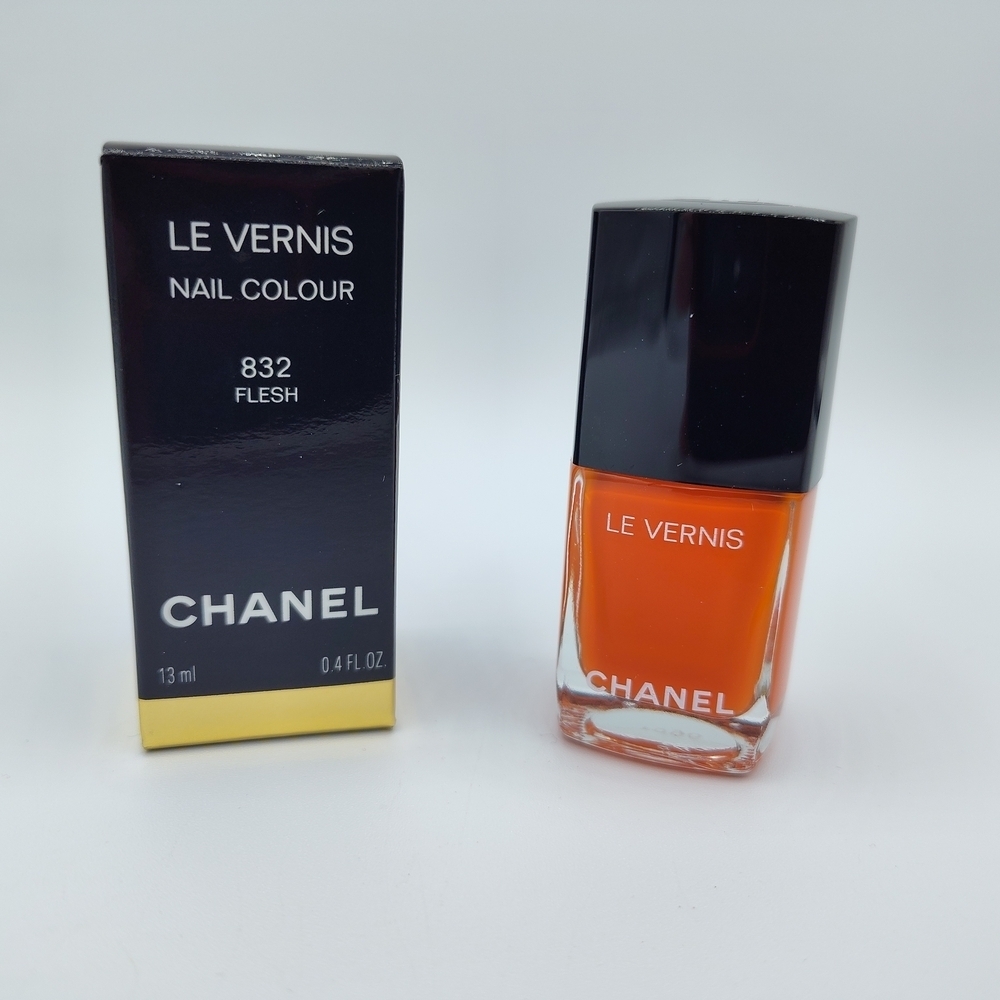 CHANEL Le Vernis Nail Colour 832 in Bold Orange